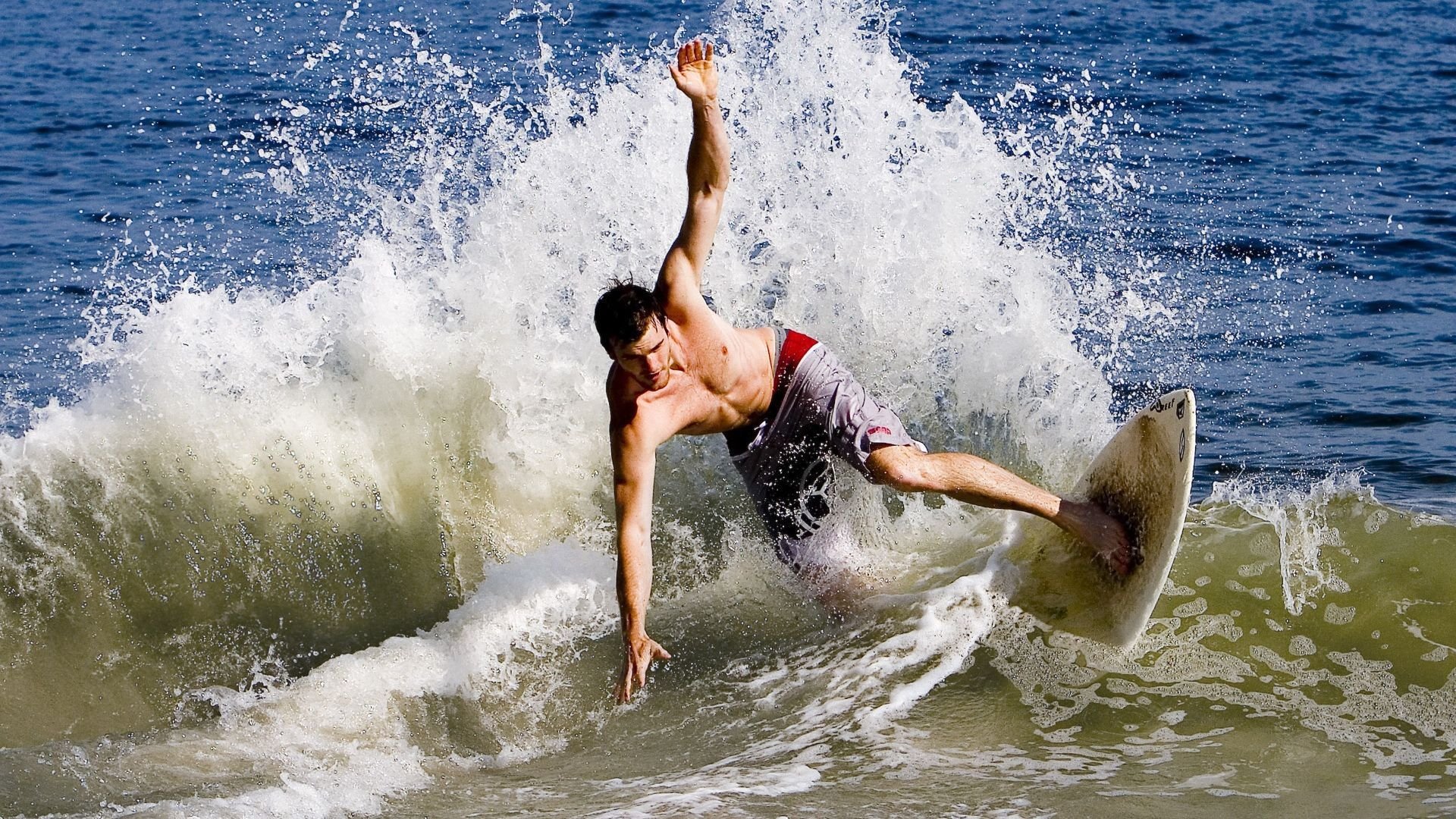 红牛二队鏖战梅赛德斯，阿隆索扛起全队的铁血史诗